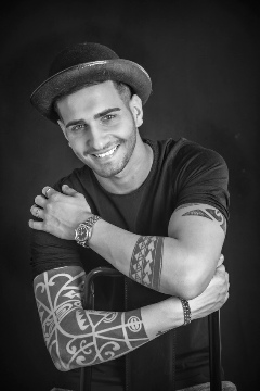 shooting portait homme tatoué noir et blanc